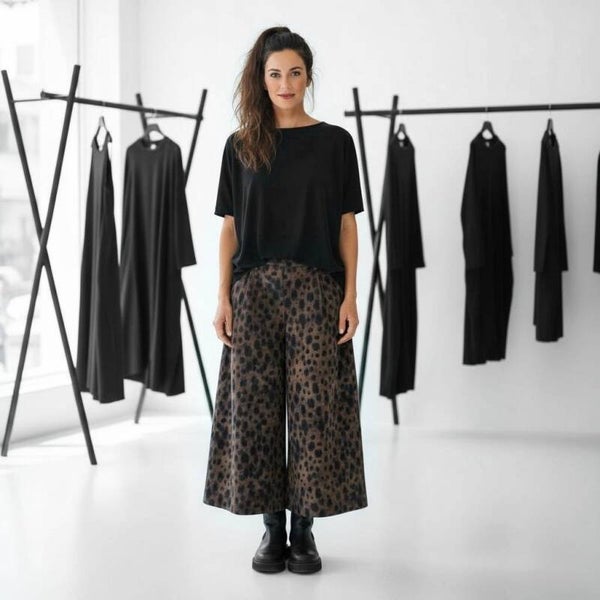 Hose mit Gummibund in Feinkord mit topaktuellen animal print