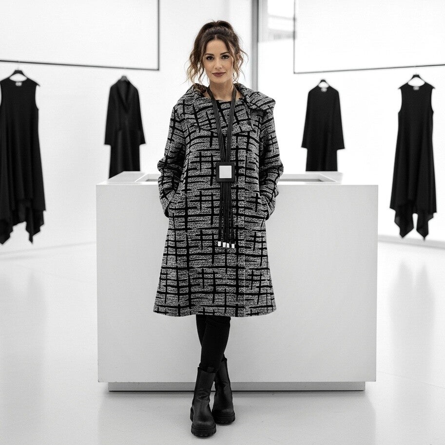 Tunika-Kleid in A-Linie mit auffälligem Kragen in schwarz-grau gemustert