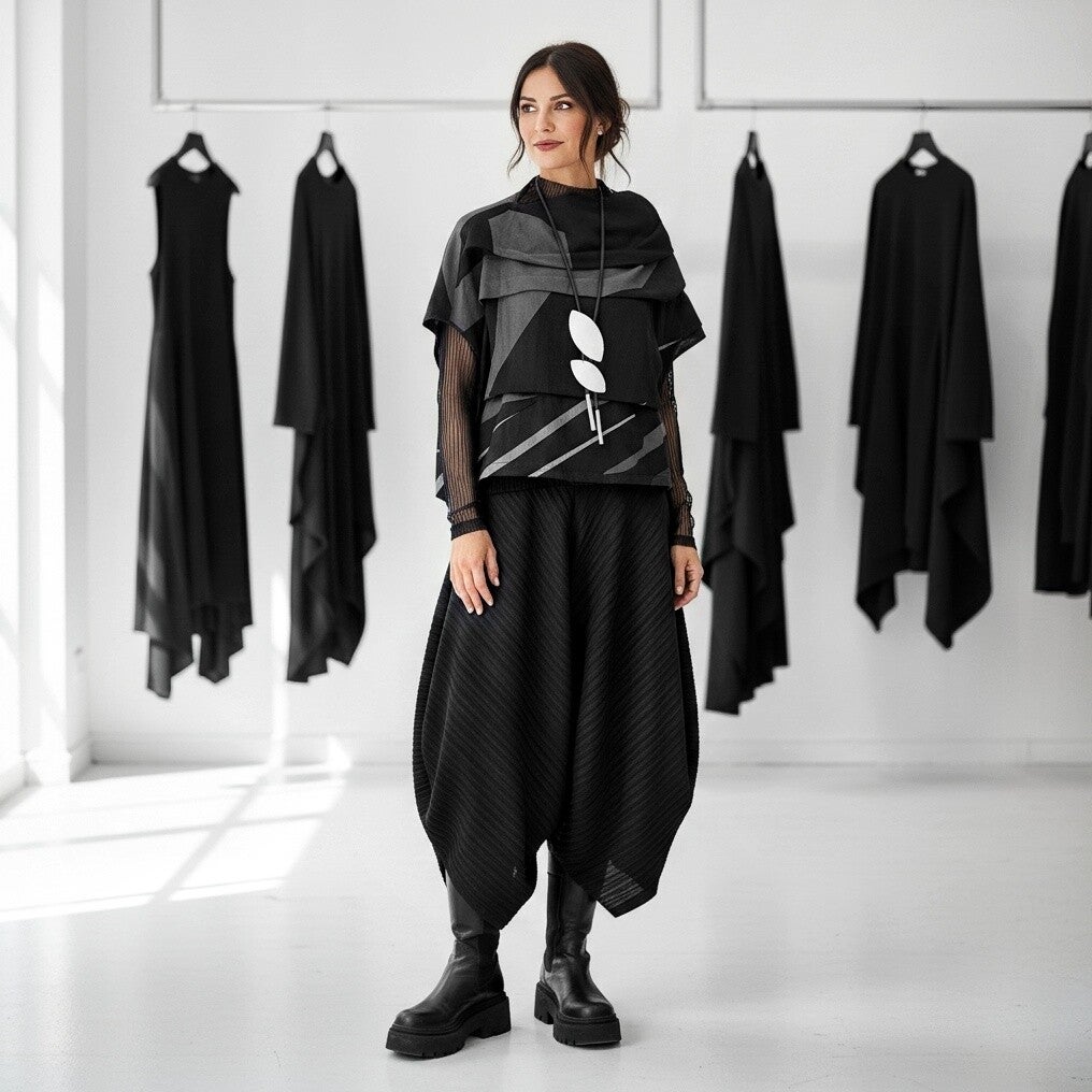 extravagante Weste mit effektvollen Falten in schwarz-grau