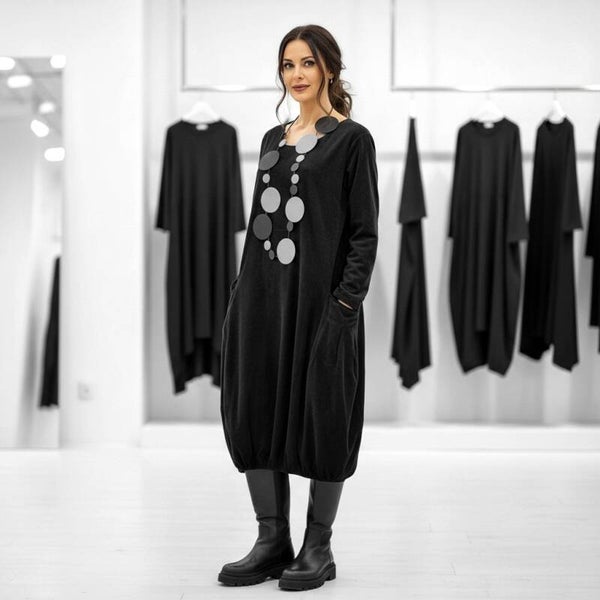 Kleid aus Feinkord mit aufgesetzten Taschen in schwarz