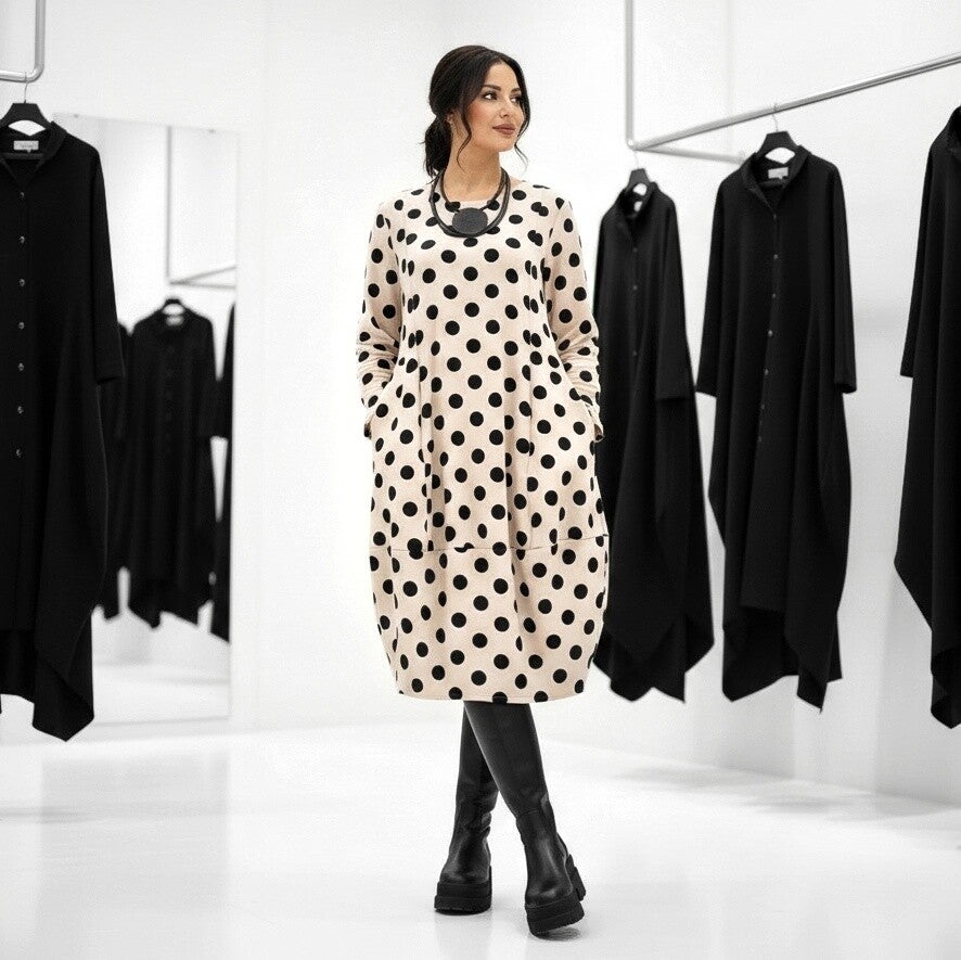 Kleid in Tulpenform in sandfarben mit samtigen, schwarzen Dots