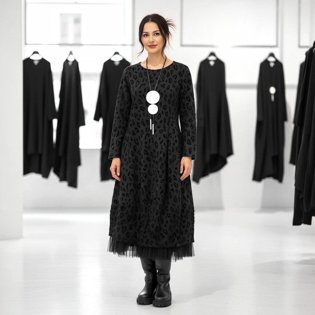 Kleid in modischer Tulpenform mit apartem animal-print