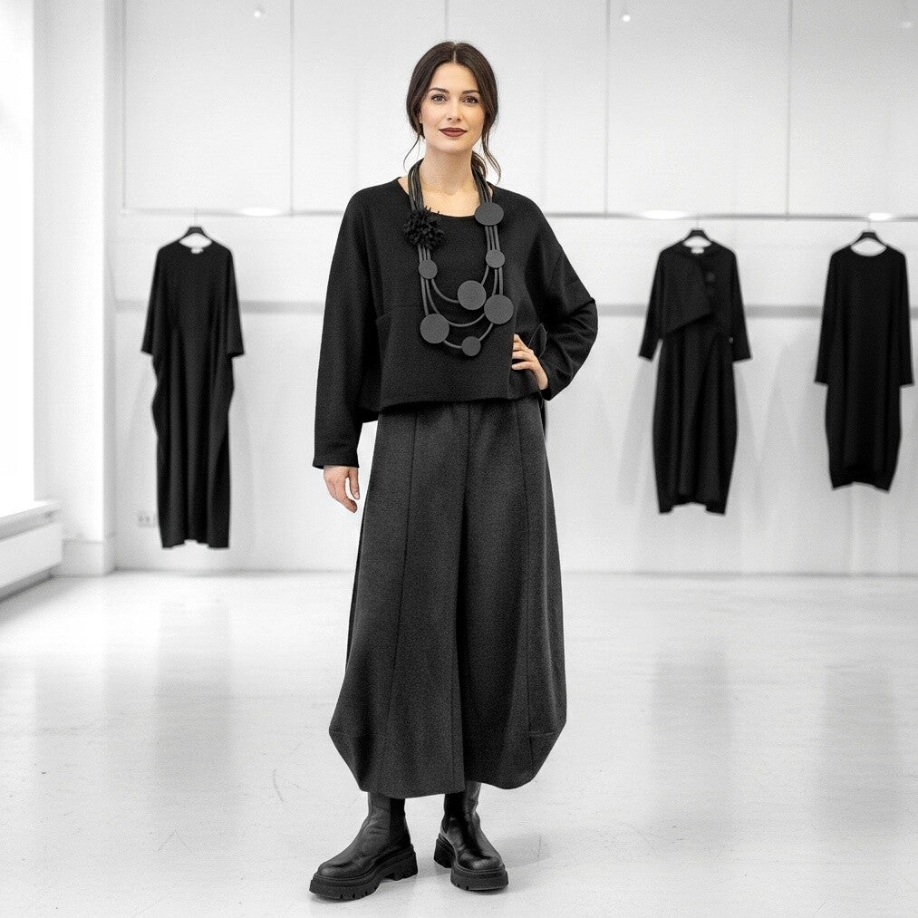 kurzes Oberteil in modischer Kastenform mit seitlicher Tasche in schwarz