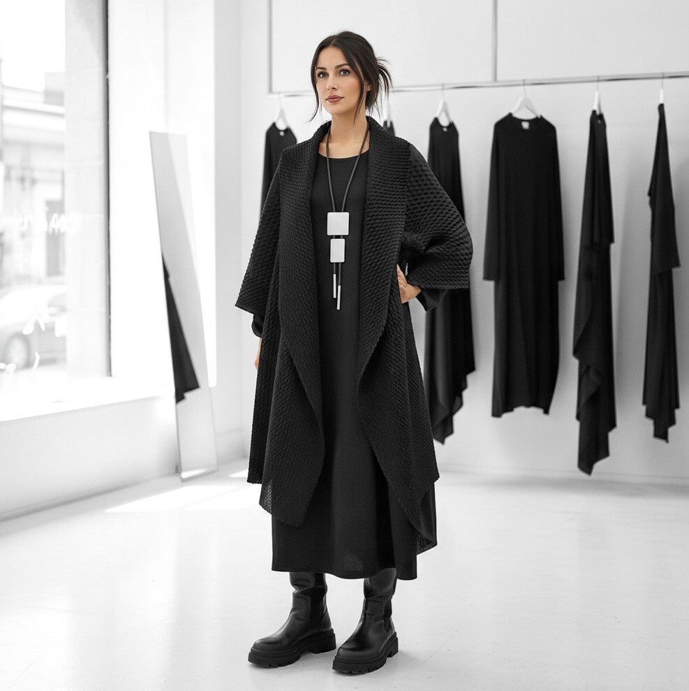 Plissee Mantel-Überwurf "Otis" mit Schalkragen in schwarz