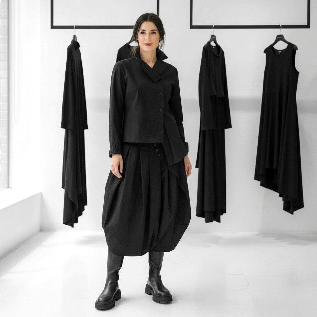 stylisher Rock in modischer Tulpenform mit schräg verlaufender Knopfleiste in schwarz