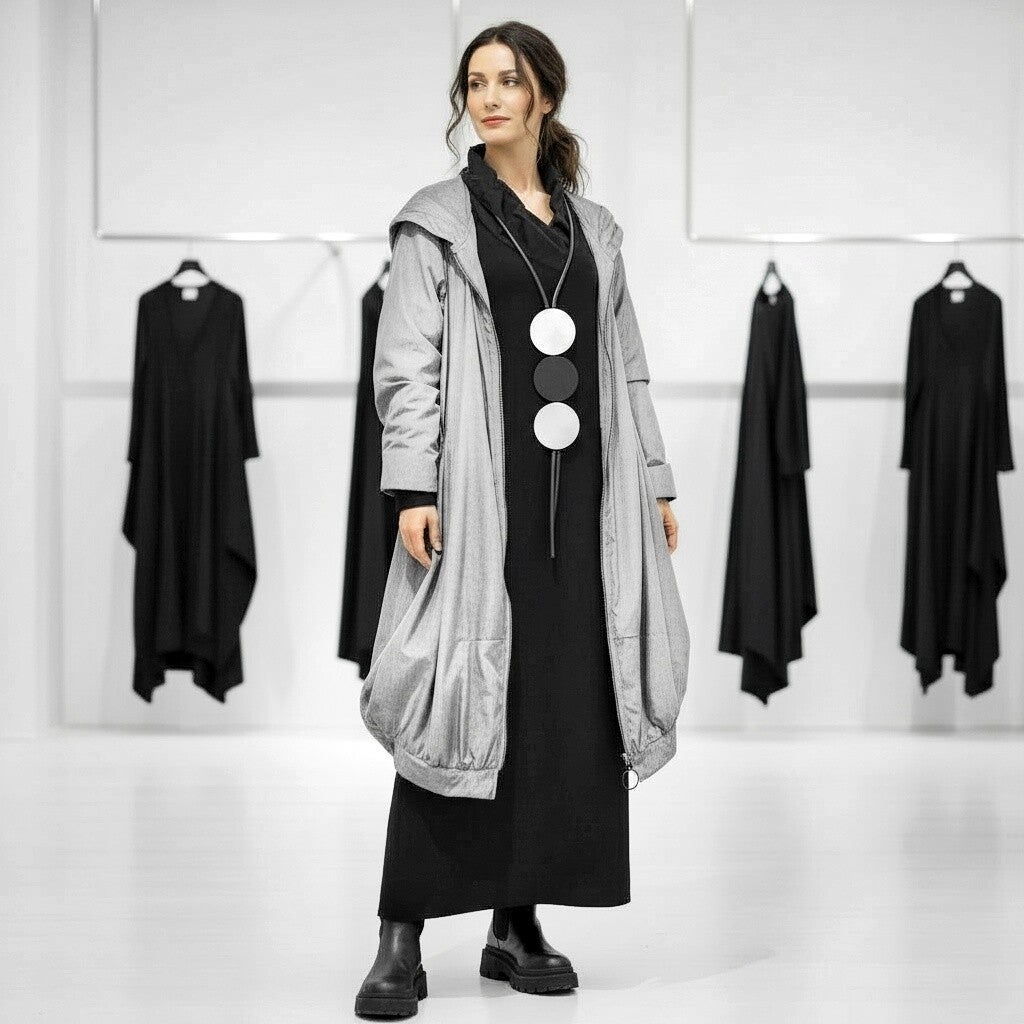 Taft - Mantel in bauschiger Tulpenform und Kapuze in silbergrau