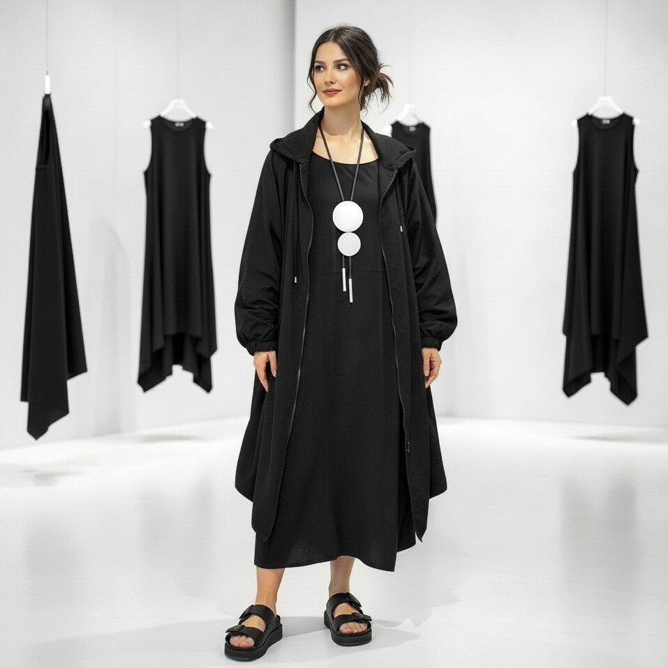 XL-Mantel mit  leichtem Innenfutter, Kapuze und Reißverschluss in schwarz