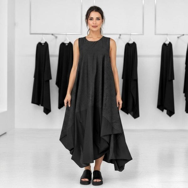 extravagantes Kleid im Avantgarde Style in topaktuellen Streifen-Look