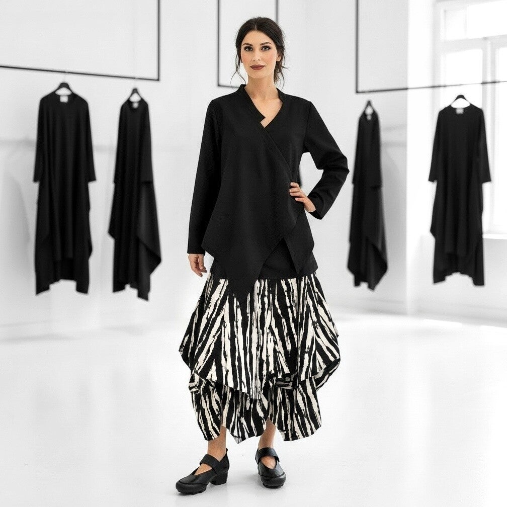 extravaganter Rock mit Raffbändchen in schwarz-weiß gemustert