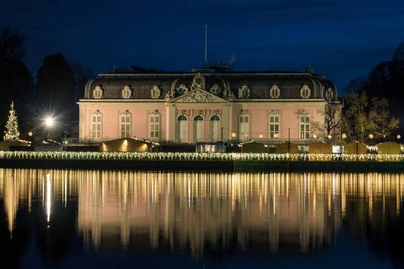 Hier ist das angestrahlte Schloss Benrath in Düsseldorf bei Nacht zu sehen