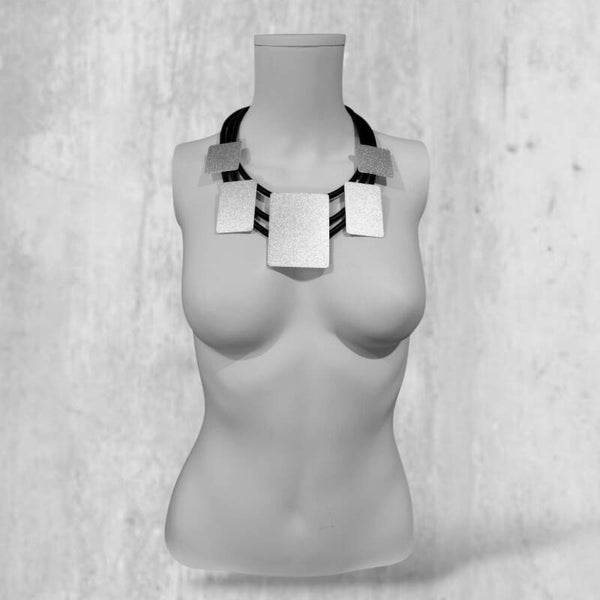 extravagante kurze Kautschuk Kette mit stylishen Elementen