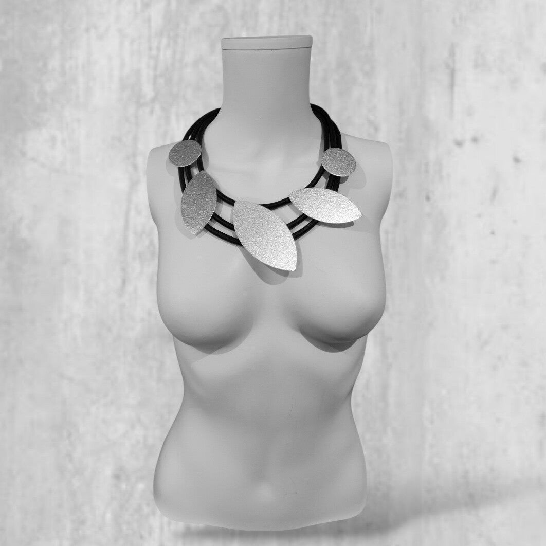 extravagante kurze Kautschuk Kette mit stylishen Elementen