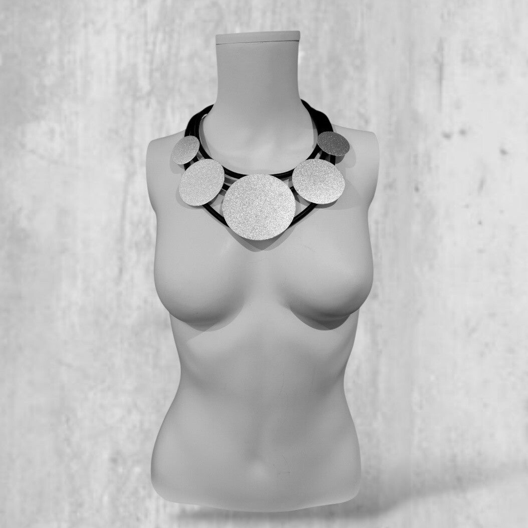 extravagante kurze Kautschuk Kette mit stylishen Elementen