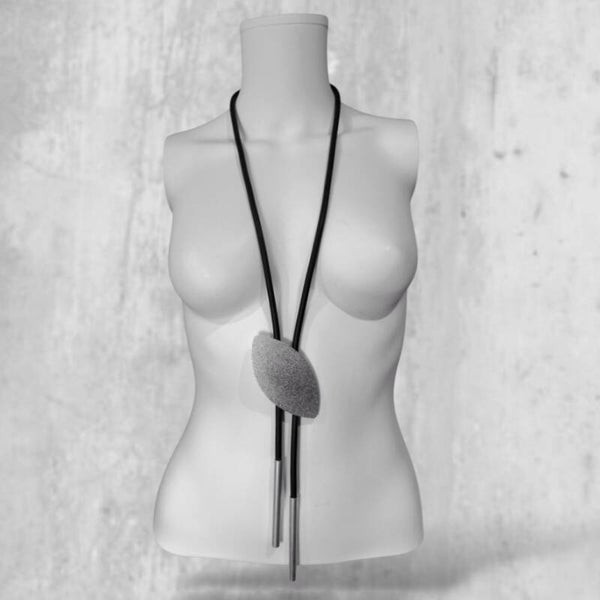 extravagante lange Kautschuk Kette mit stylishen Elementen