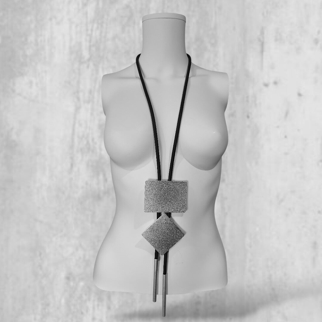 extravagante lange Kautschuk Kette mit stylishen Elementen