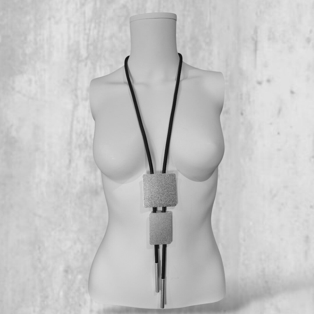 extravagante lange Kautschuk Kette mit stylishen Elementen