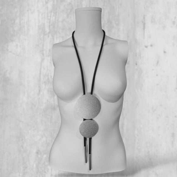 extravagante lange Kautschuk Kette mit stylishen Elementen