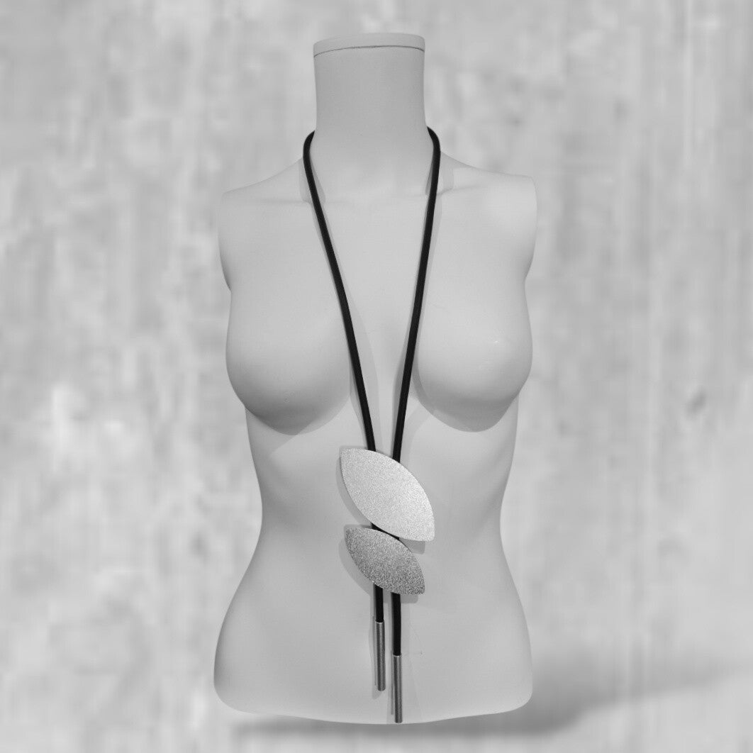 extravagante lange Kautschuk Kette mit stylishen Elementen