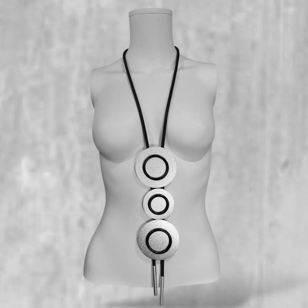 extravagante lange Kautschuk Kette mit stylishen Elementen