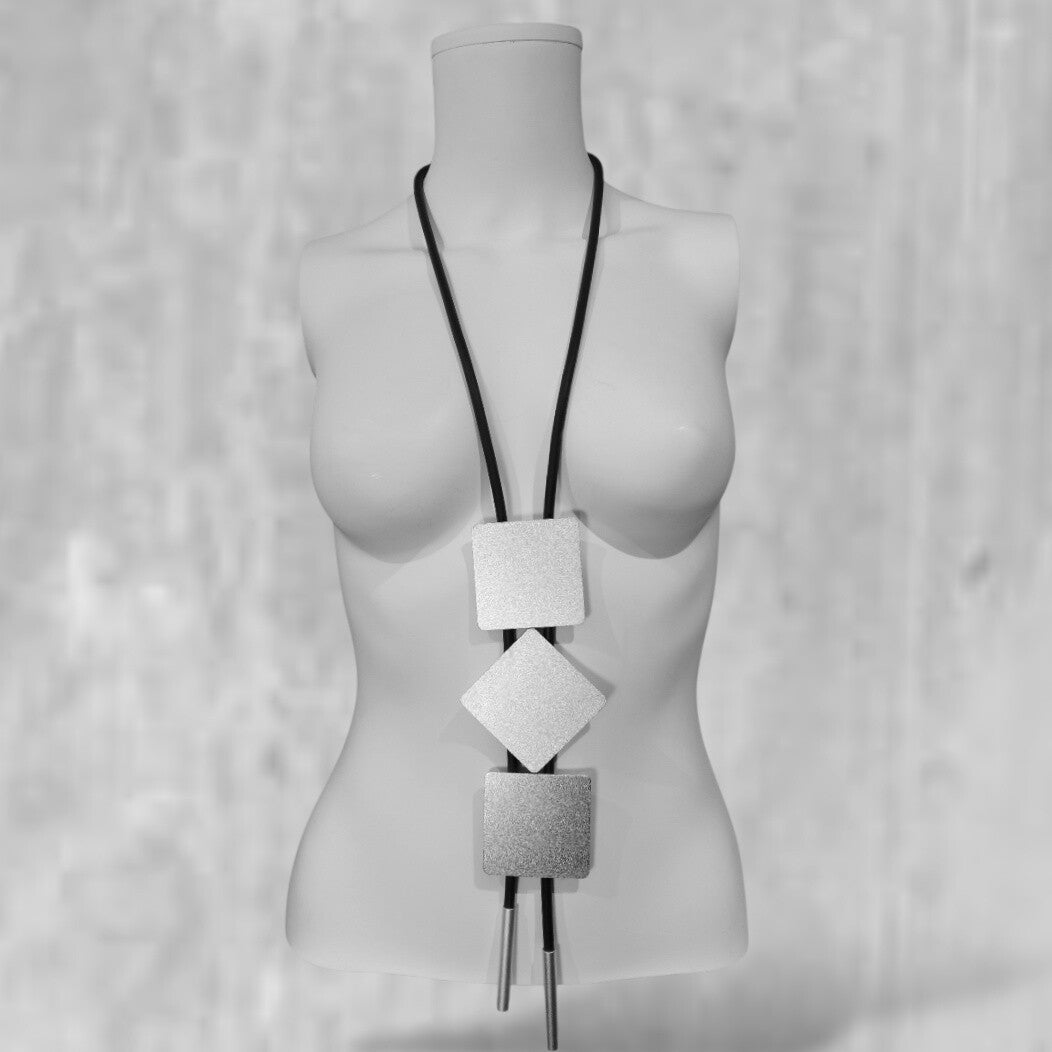 extravagante lange Kautschuk Kette mit stylishen Elementen