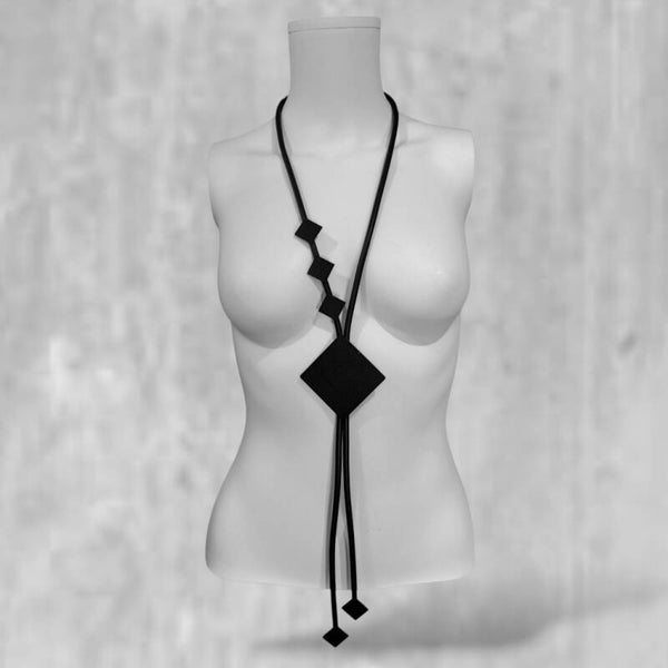 stylishe "rubber" Kette mit Elementen aus Holz