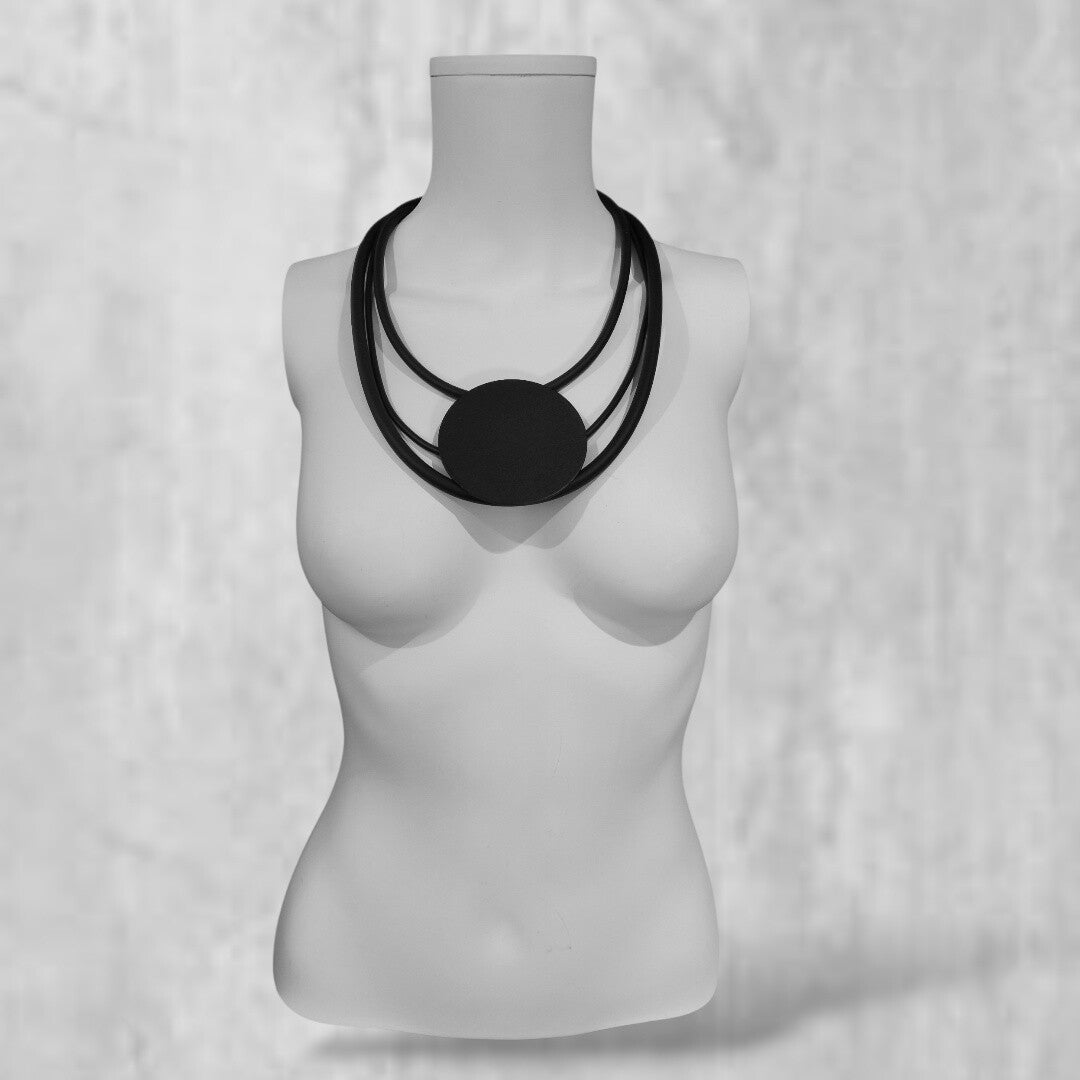 stylishe "rubber" Kette mit Elementen aus Holz