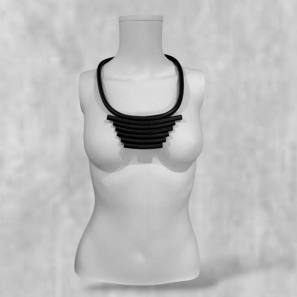 stylishe kurze "rubber" Kette in schwarz