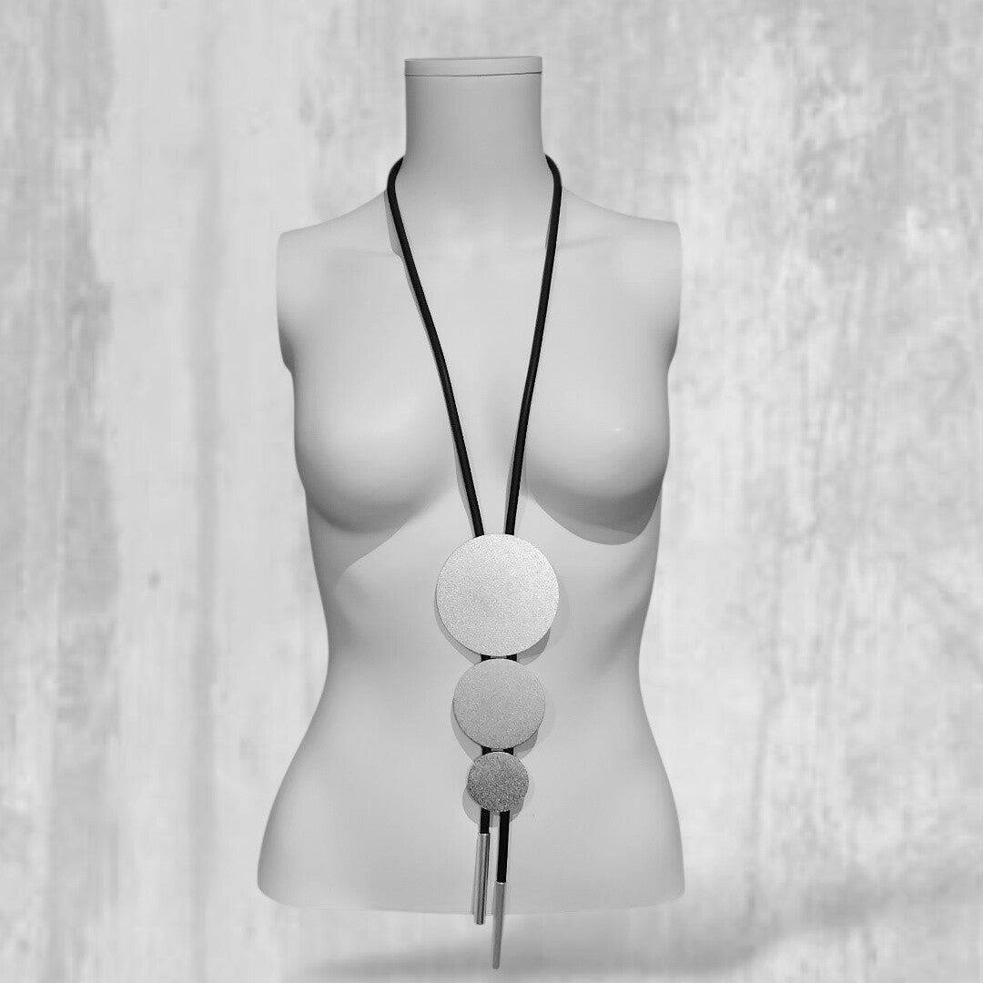 extravagante lange Kautschuk Kette mit stylishen Elementen