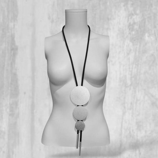 extravagante lange Kautschuk Kette mit stylishen Elementen