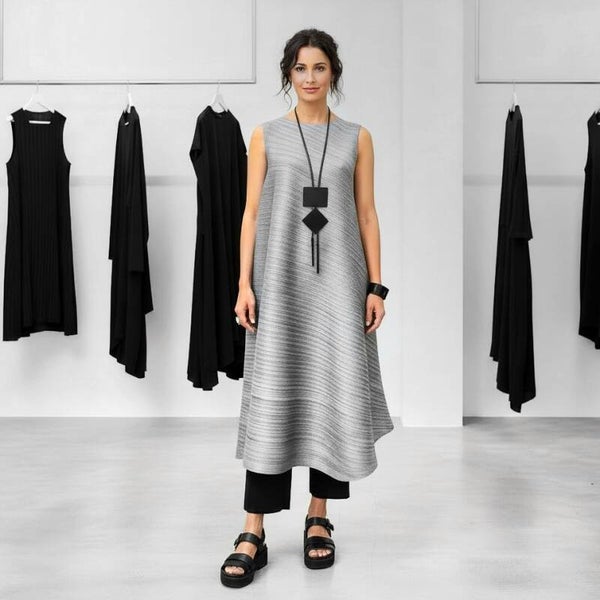 Plissee Kleid "Suzuka" in A-Linie mit asymmetrischem Verlauf in silbergrau