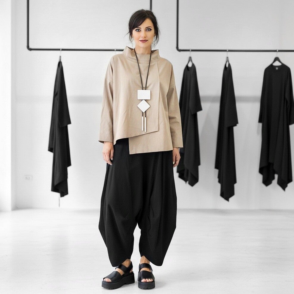 apartes Oberteil mit halsfernem Stehkragen in sandfarben