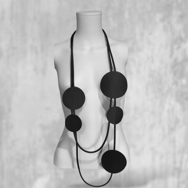 extravagante lange Kautschuk Kette mit Elementen aus PU Leder