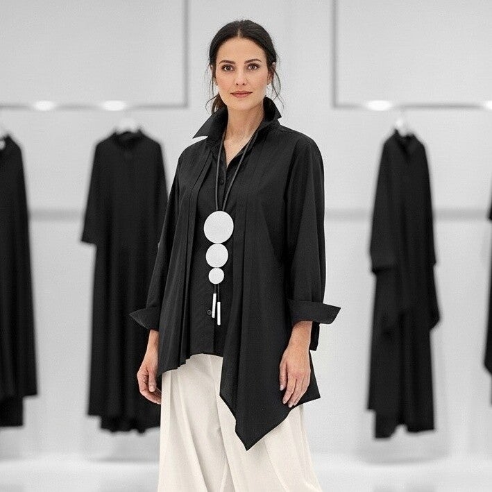 asymmetrische Bluse mit effektvollen Biesen in schwarz