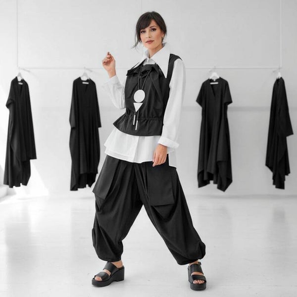 extravagante Hose mit großen Taschen in schwarz