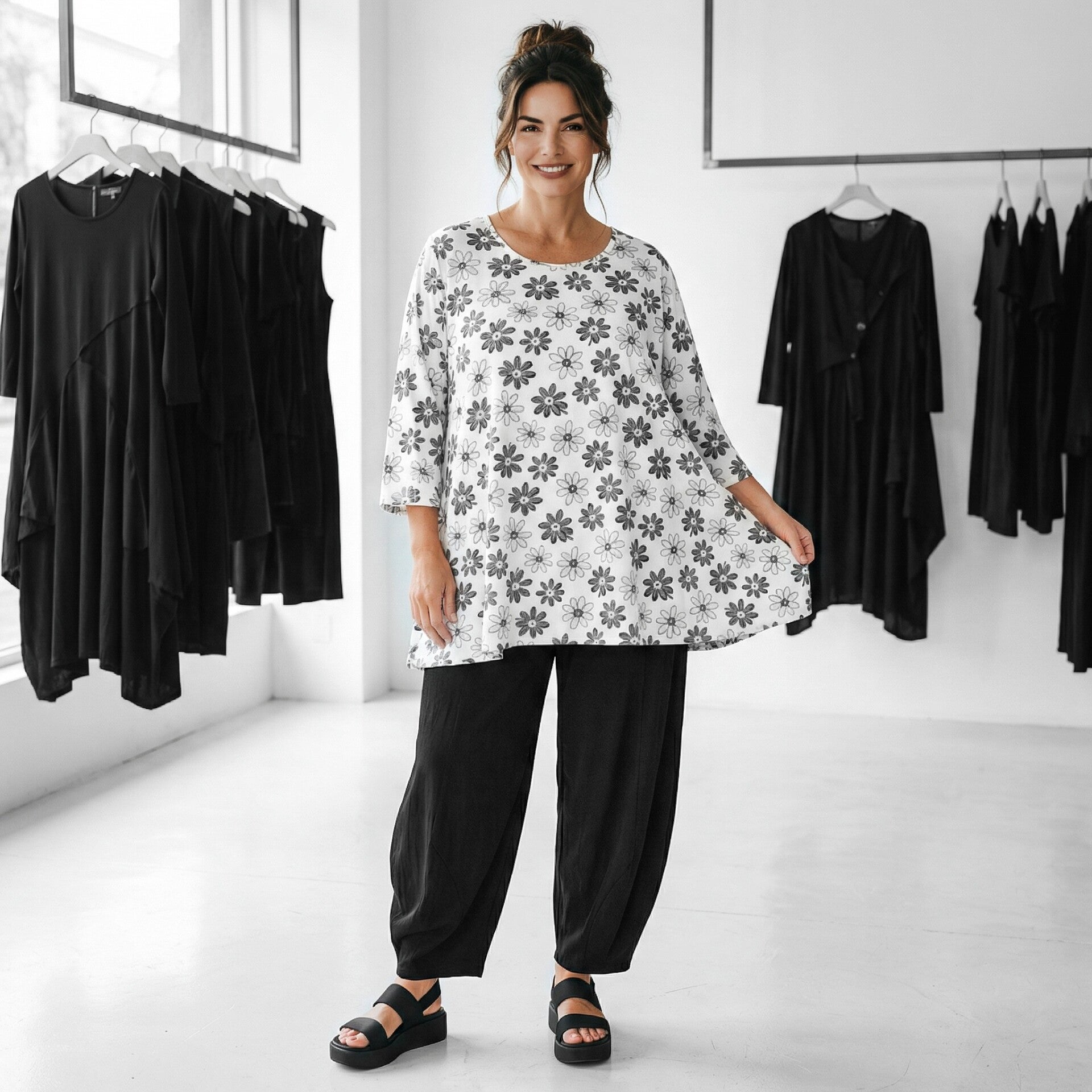 luftiges Oberteil in großzügiger Weite mit Blütendruck in weiß-schwarz