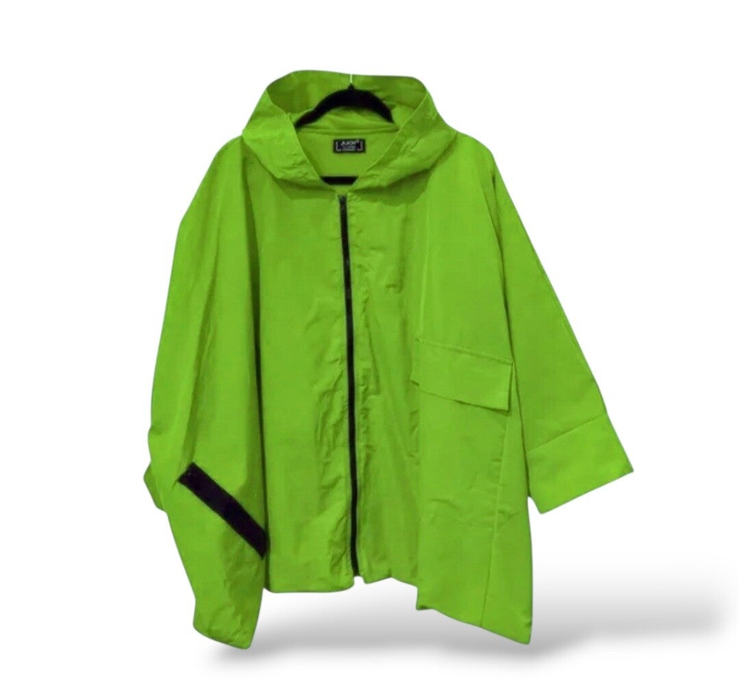 mittellange Jacke mit leichtem Innenfutter, auffälliger Tasche und Kapuze in hellgrün