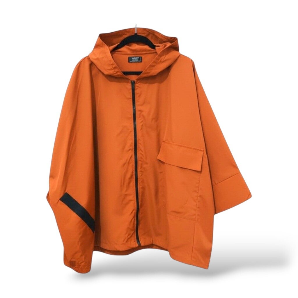 mittellange Jacke mit leichtem Innenfutter, auffälliger Tasche und Kapuze in rostorange