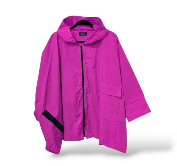 mittellange Jacke mit leichtem Innenfutter, auffälliger Tasche und Kapuze in fuchsia