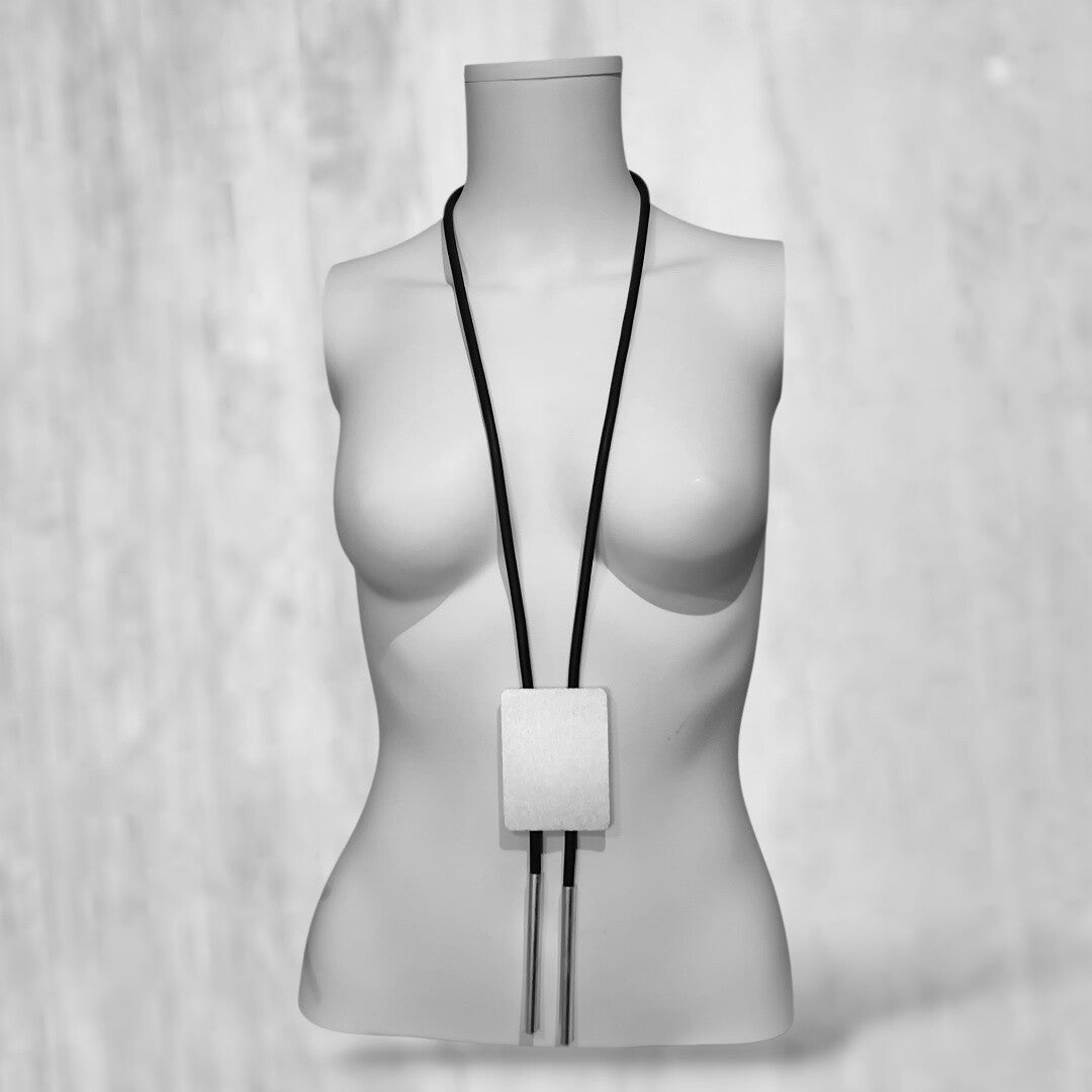 extravagante lange Kautschuk Kette mit stylishen Elementen