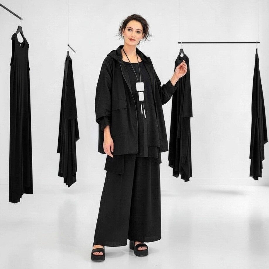 mittellange Jacke mit leichtem Innenfutter, auffälliger Tasche und Kapuze in schwarz