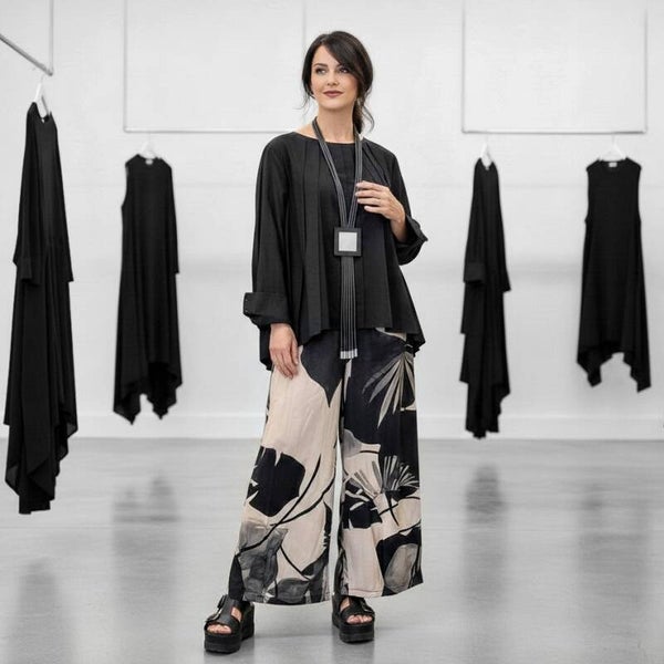 Bluse in A-Linie mit effektvollen Biesen in schwarz