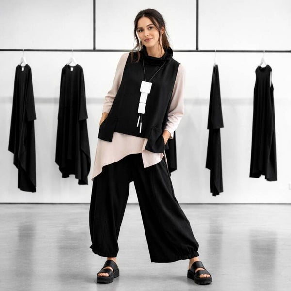 Weste mit kleinem Kragen und Ziertäschchen in schwarz