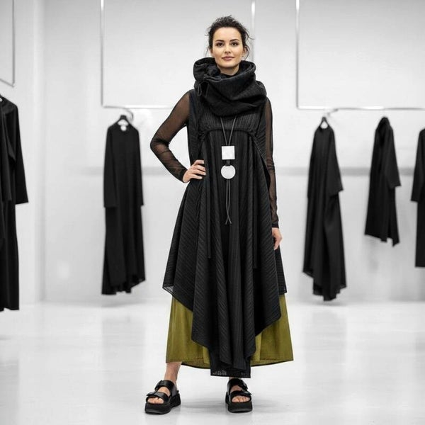 Plissee Kleid "Ishiko" in avantgardistischer Schnittführung, ärmellos in schwarz