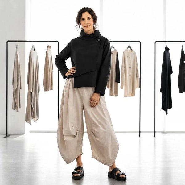 Jacke "Ikuto"mit Stehkragen und seitlichem Knopf in schwarz