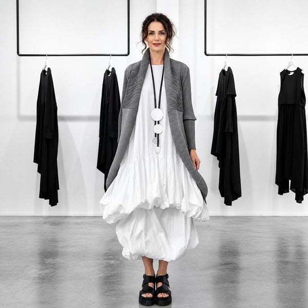 extravagantes Kleid in gebauschter Tulpenform in weiß
