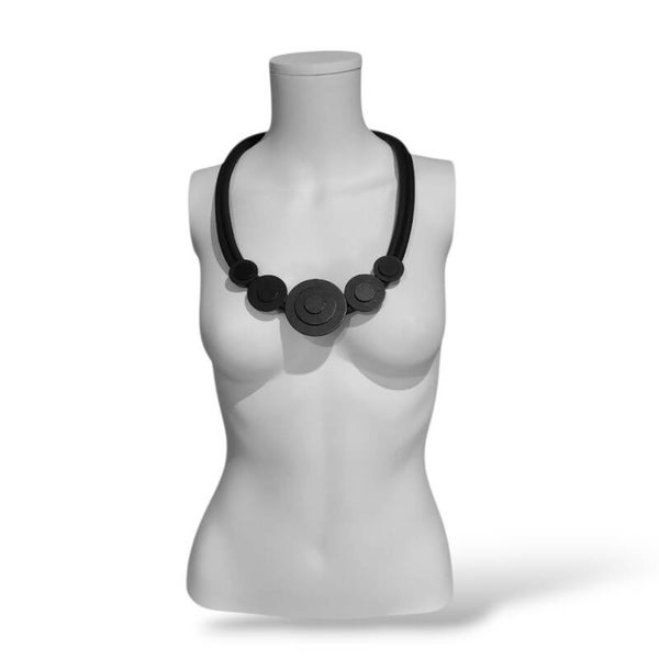 stylishe "rubber" Kette mit Elementen aus Holz