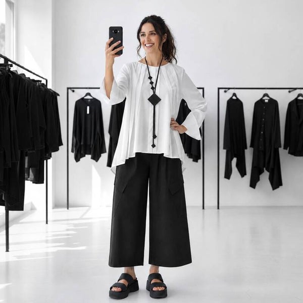 Bluse in modischer A-Linie mit effektvollen Biesen in weiß