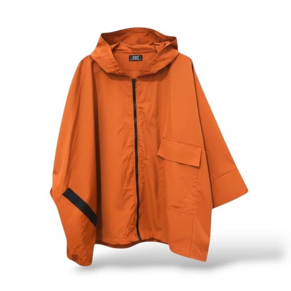 mittellange Jacke mit leichtem Innenfutter, auffälliger Tasche und Kapuze in rostorange