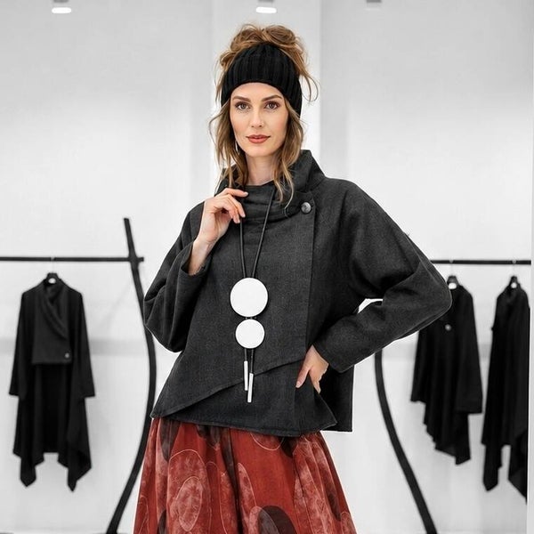 Jacke "Ikuto" in Jeans Optik mit Stehkragen und seitlichem Knopf in schwarz
