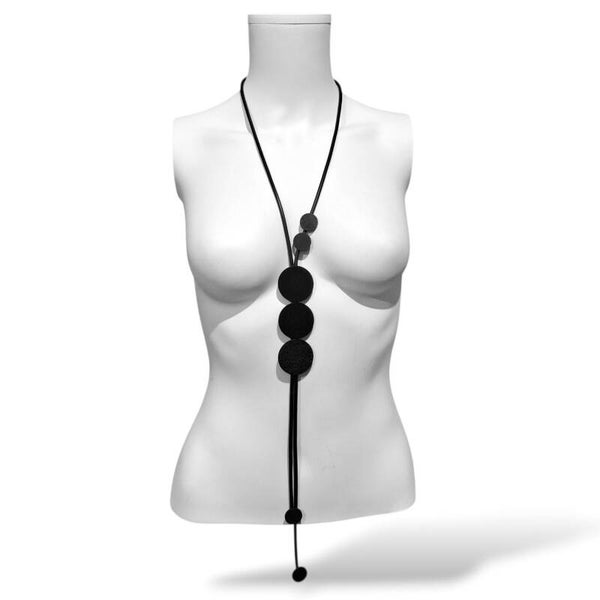 filigrane "rubber" Kette mit Elementen aus Holz in schwarz